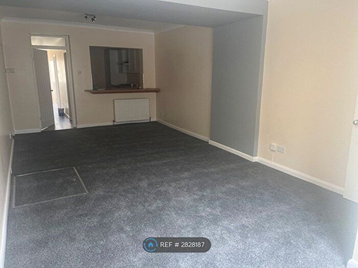 3 Bedroom Flat To Rent In Rainham, Gillingham, ME8