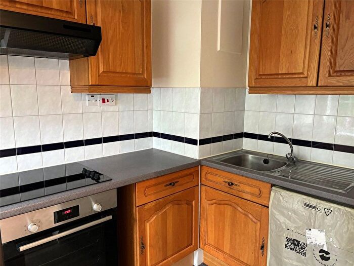 1 Bedroom Flat For Sale In Epsom Road, Leatherhead, Surrey, KT22