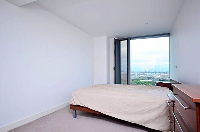 1 Bedroom Flat To Rent In The Landmark East Tower, Canary Wharf, London, E14