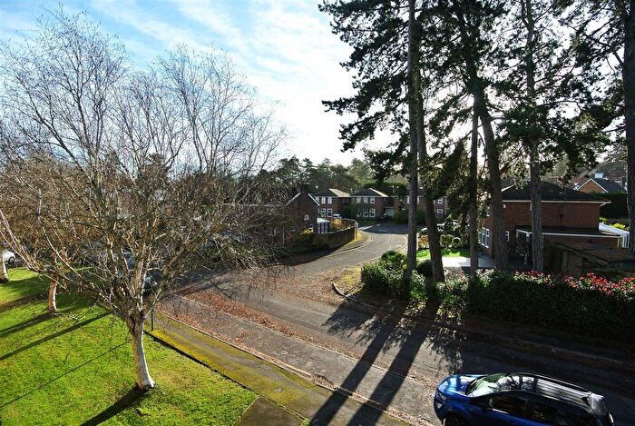 3 Bedroom Flat For Sale In Cedar Drive, Ascot, Berkshire, SL5