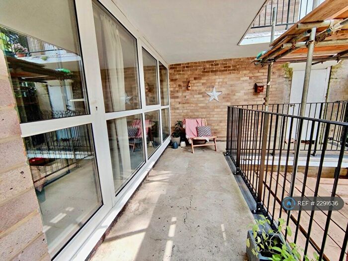 2 Bedroom Flat To Rent In Twyford Court, Winchester, SO23