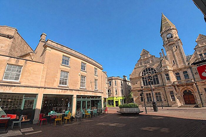 2 Bedroom Flat For Sale In Silver Street, Trowbridge, BA14