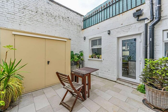 3 Bedroom Flat To Rent In Queenstown Road, Battersea, London, SW8