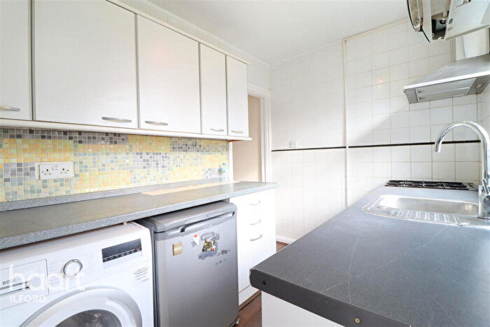 2 Bedroom Semi Detached House To Rent In Walden Way, Ilford, IG6