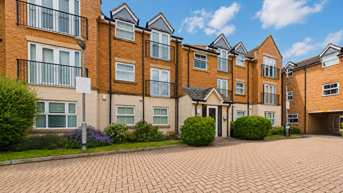 2 Bedroom Flat For Sale In Eagle Close, Leighton Buzzard, Bedfordshire, LU7