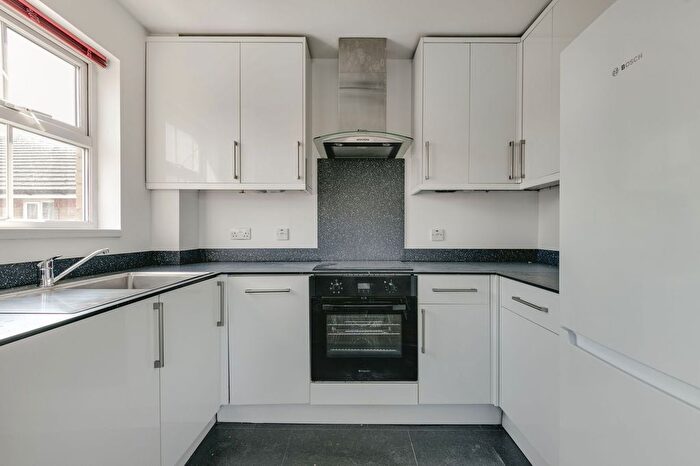 2 Bedroom Flat To Rent In Commercial Way, London, SE15