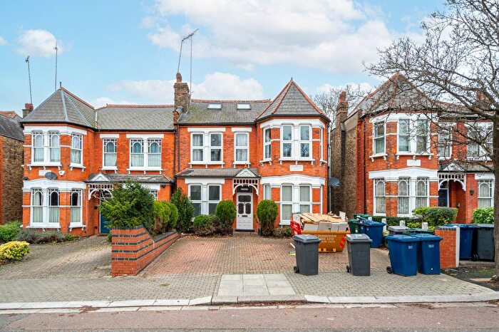 3 Bedroom Flat To Rent In Windsor Road, Finchley, London, N3