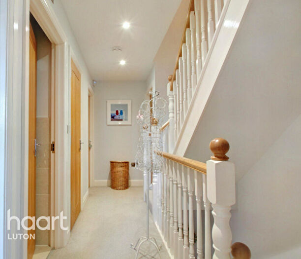 5 Bedroom Semi Detached House For Sale In Cherry Gate Gardens, Luton, LU1