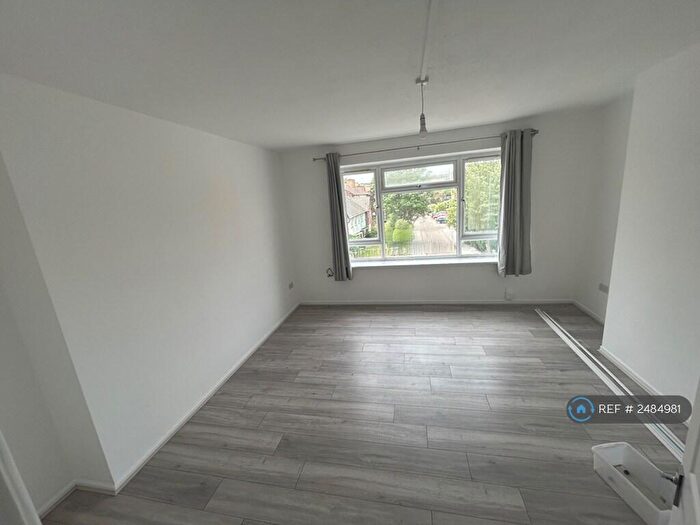 3 Bedroom Flat To Rent In Elgar House, London, N8