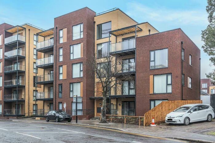 3 Bedroom Apartment To Rent In Grove Way, Colindale, NW9