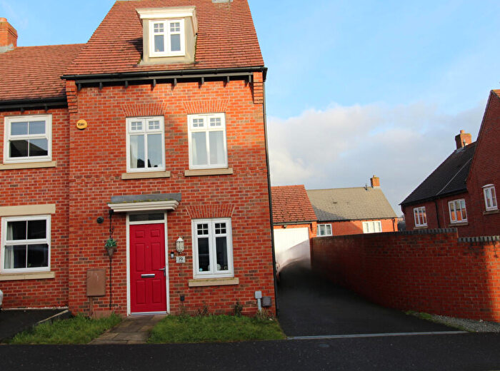 4 Bedroom Semi Detached House To Rent In Church Gresley, DE11