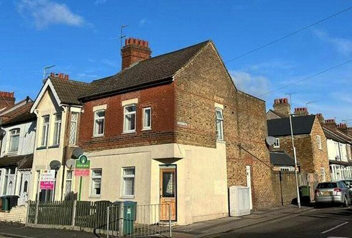 1 Bedroom Flat To Rent In Harwoods Road, Watford, Hertfordshire, WD18