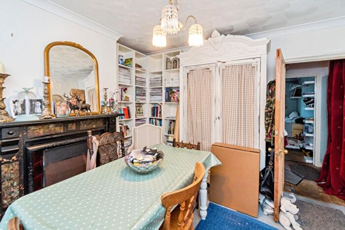 3 Bedroom Semi Detached House For Sale In Shirley Park Road, Southampton, Hampshire, SO16