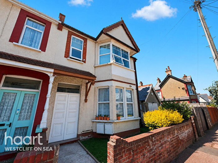 2 Bedroom Flat For Sale In Ramuz Drive, Westcliff-On-Sea, SS0