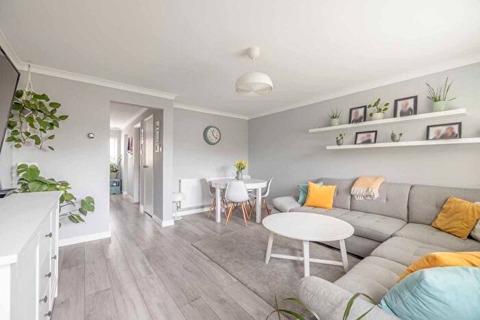 2 Bedroom Maisonette For Sale In Mead Avenue, Langley, SL3