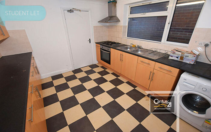 6 Bedroom End Of Terrace House To Rent In |Ref: |, Portswood Road, Southampton, SO17