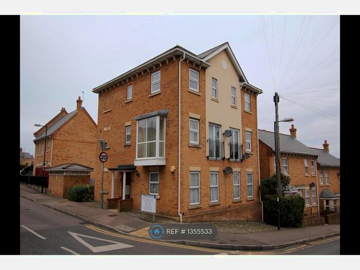 2 Bedroom Flat To Rent In Diana Road, Chatham, ME4