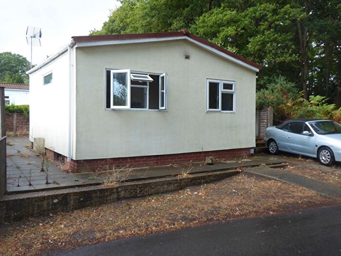 1 Bedroom Mobile/park Home For Sale In Warren Farm Park, Warren Lane, Pyrford, Woking, GU22