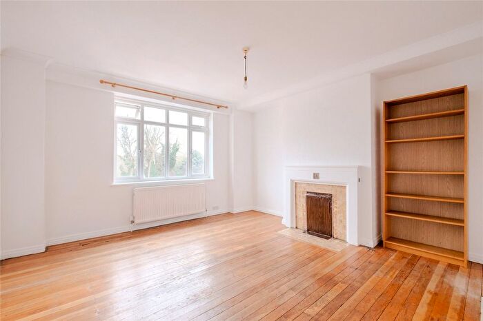 3 Bedroom Flat For Sale In Streatham High Road, London, SW16