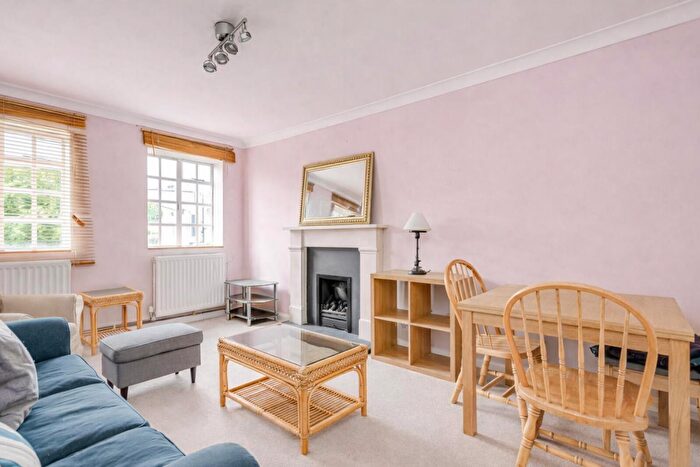 2 Bedroom Apartment To Rent In Grove End Road, St John's Wood, London, NW8