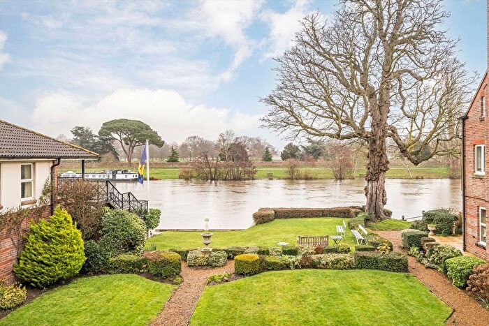 2 Bedroom Flat To Rent In Queens Road, Thames Ditton, KT7