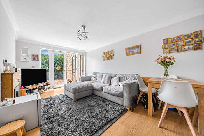 2 Bedroom Flat For Sale In Mercia House, Ashford/Charlton Village Borders, Surrey, TW15