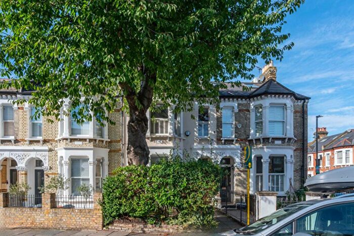 2 Bedroom Flat For Sale In Leathwaite Road, Between The Commons, London, SW11