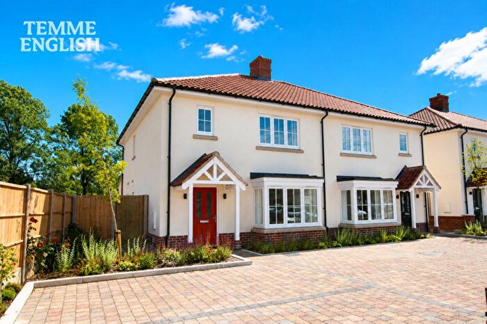 3 Bedroom Semi-Detached House For Sale In New Century Road, Laindon, SS15