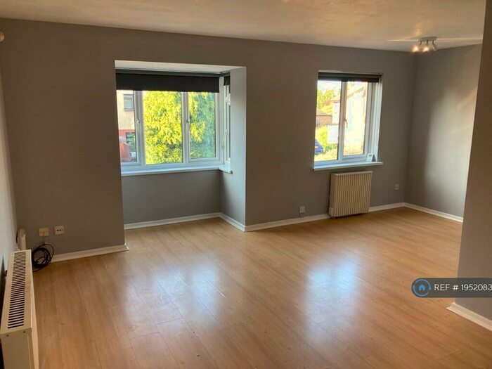 2 Bedroom Flat To Rent In Oak Apple Court, London, SE12