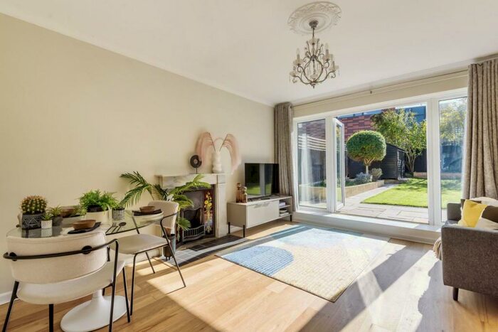 3 Bedroom Ground Flat To Rent In Tritton Road, West Dulwich, London, SE21