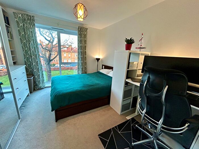 2 Bedroom Flat For Sale In Jackdaw Close, Romford, RM3