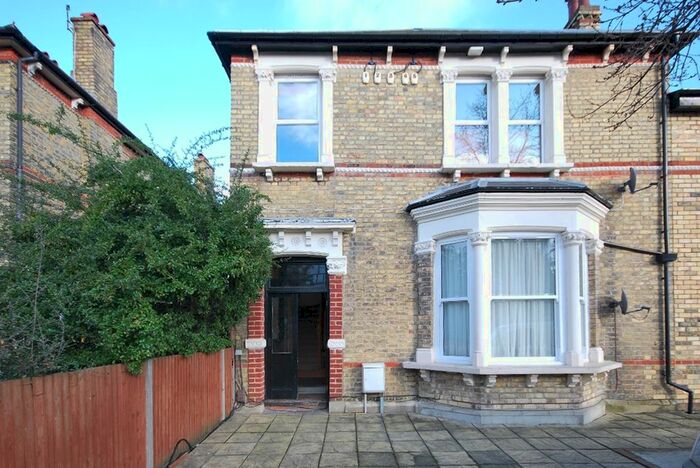2 Bedroom Flat To Rent In Lennard Road, Beckenham, BR3