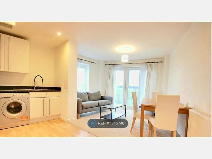 2 Bedroom Flat To Rent In Kittiwake House, Slough, SL1