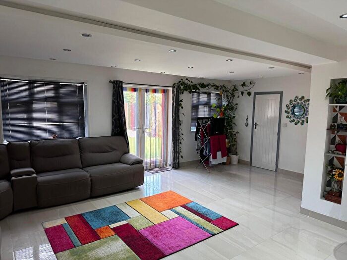 5 Bedroom Semi-Detached House To Rent In Parry Green North, Slough, Berkshire, SL3