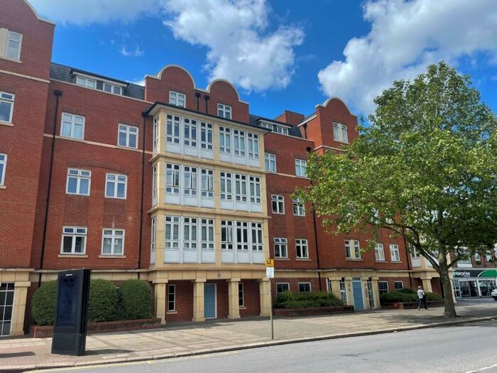 3 Bedroom Apartment To Rent In High Road, North Finchley, N12