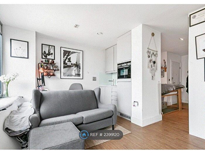 Studio To Rent In Red Lion Square, London, SW18