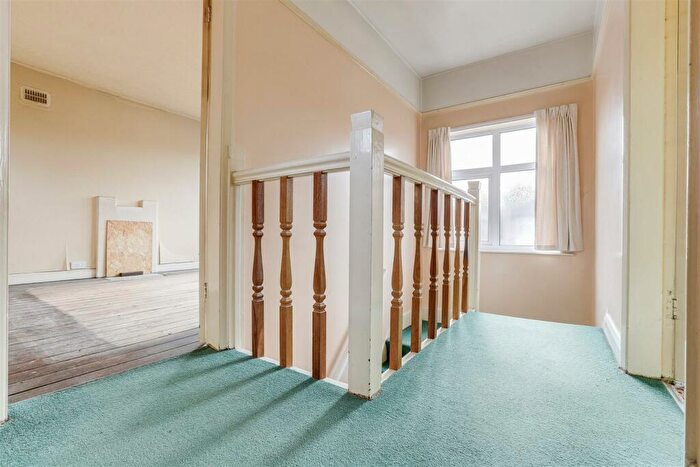 3 Bedroom Detached House For Sale In Newlyn Drive, Aspley, Nottinghamshire, NG8