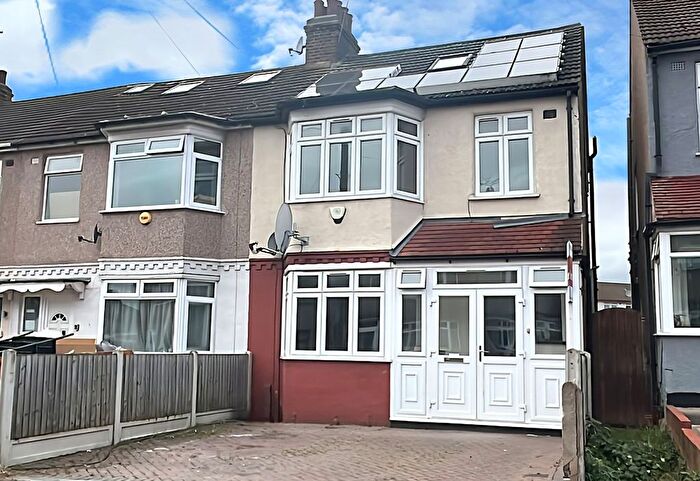 4 Bedroom End Of Terrace House For Sale In Wainfleet Avenue, Romford, Essex, RM5