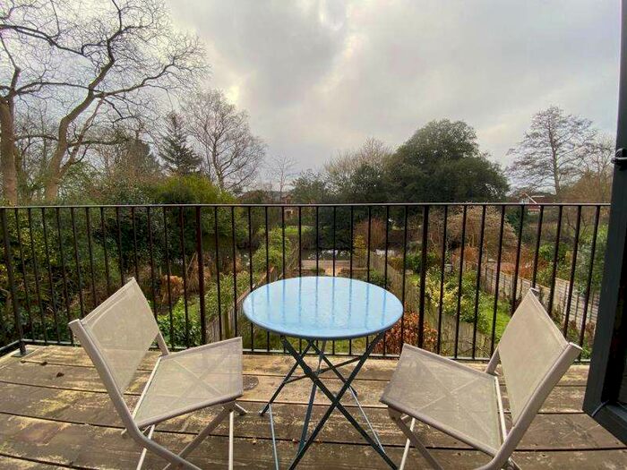 4 Bedroom House To Rent In Woking, GU22