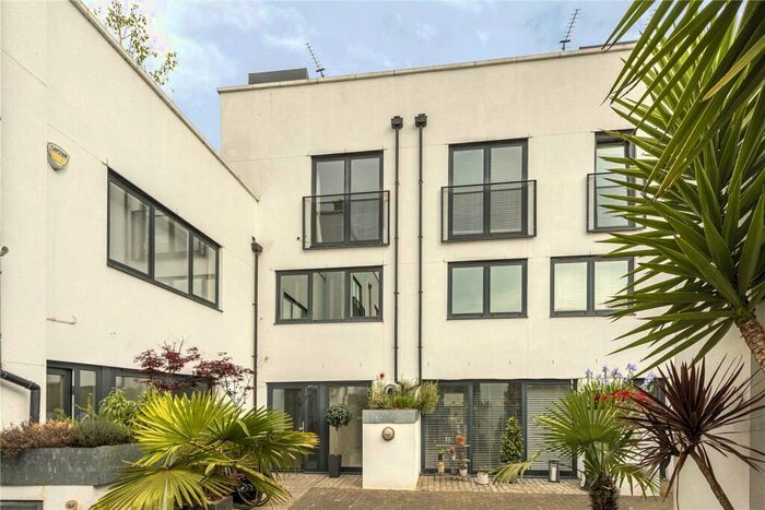 3 Bedroom Mews To Rent In Coopers Yard, Highbury Corner, N1