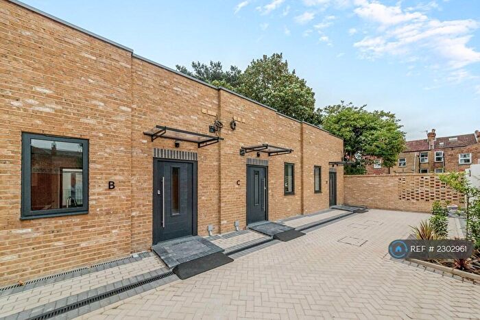 2 Bedroom End Of Terrace House To Rent In Sydenham Road, Croydon, CR0