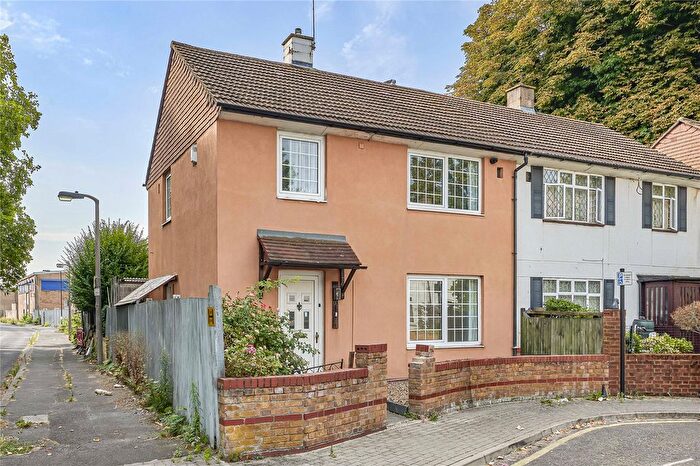 3 Bedroom Detached House For Sale In Gauden Close, London, SW4