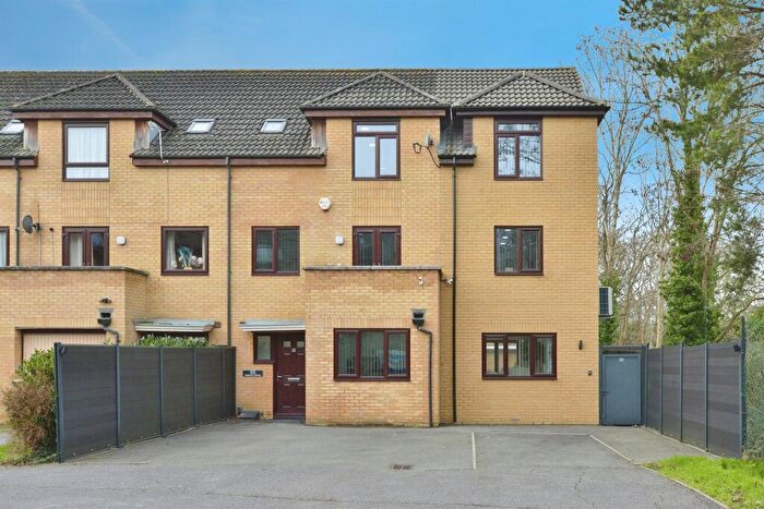 6 Bedroom End Of Terrace House For Sale In Howitt Drive, Bradville, Milton Keynes, MK13