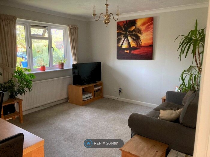 2 Bedroom Flat To Rent In Stanton Close, Cranleigh, GU6