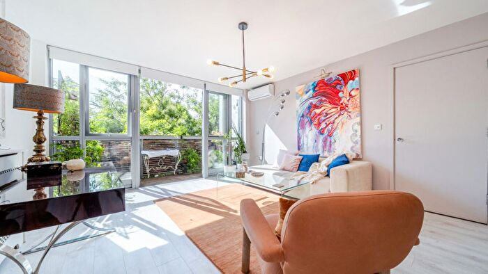 2 Bedroom Flat For Sale In Kinglet Close, Romford Road, Forest Gate, E7