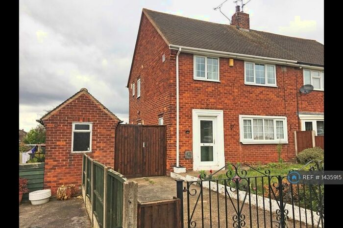 3 Bedroom Semi-Detached House To Rent In Plantation Hill, Worksop, S81