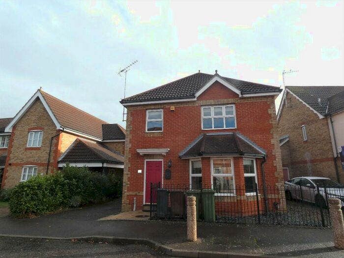 3 Bedroom Detached House For Sale In Campion Close, Romford, RM7