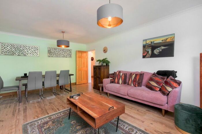 2 Bedroom Flat To Rent In Braefoot Court, - Putney Hill, London, SW15