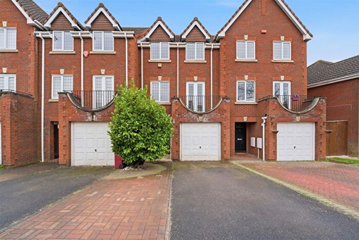 4 Bedroom Terraced House For Sale In Deverills Way, Slough, SL3