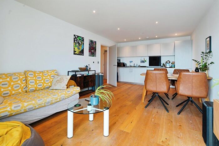 2 Bedroom Apartment For Sale In Kingsway, Hove, BN3